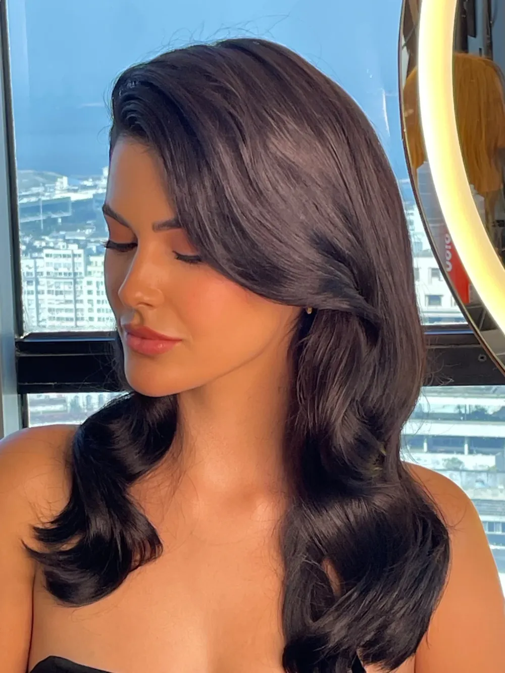 Ondas definidas e maquiagem suave